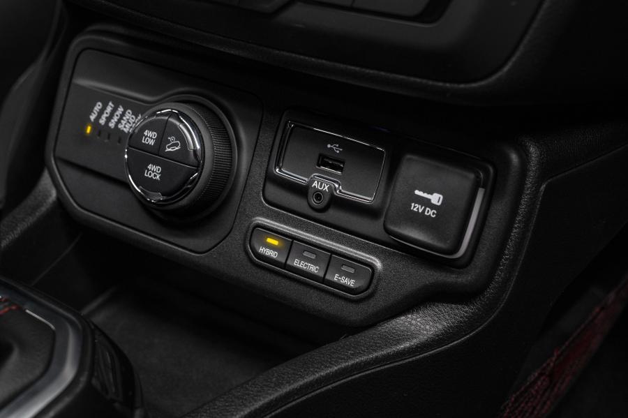 Детали интерьера Jeep Renegade Trailhawk Plug-in Hybrid (BU) 2019 года  (WW) (фото 13 из 25)